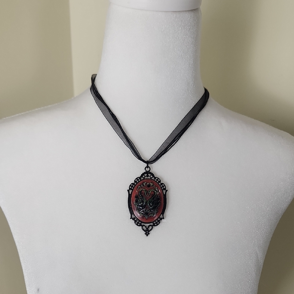Black and Red Swan CameoPendant Necklace On Ribbon - Picture 6 of 7